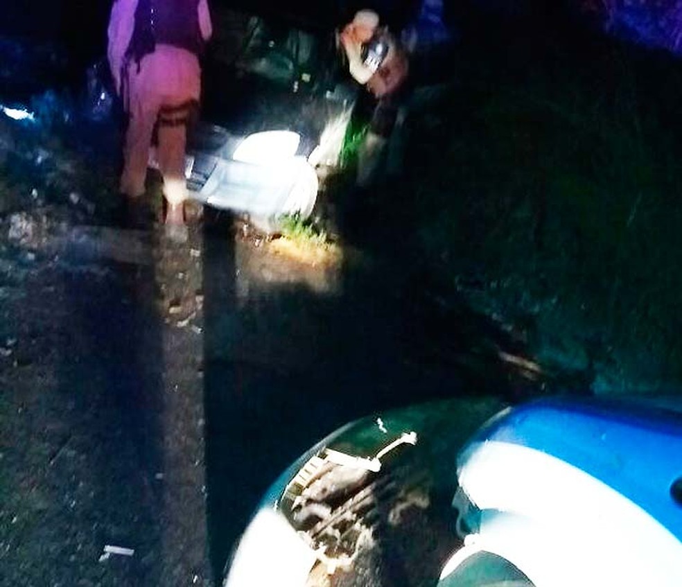  Casal foi flagrado pela polícia fazendo sexo dentro de carro e na tentativa de fuga, bateu em viatura da PM no sudoeste da Bahia (Foto: Frarlei Nascimento/Blitz Conquista)