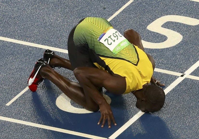 O jamaicano beija a pista de atletismo: novamente o número 6