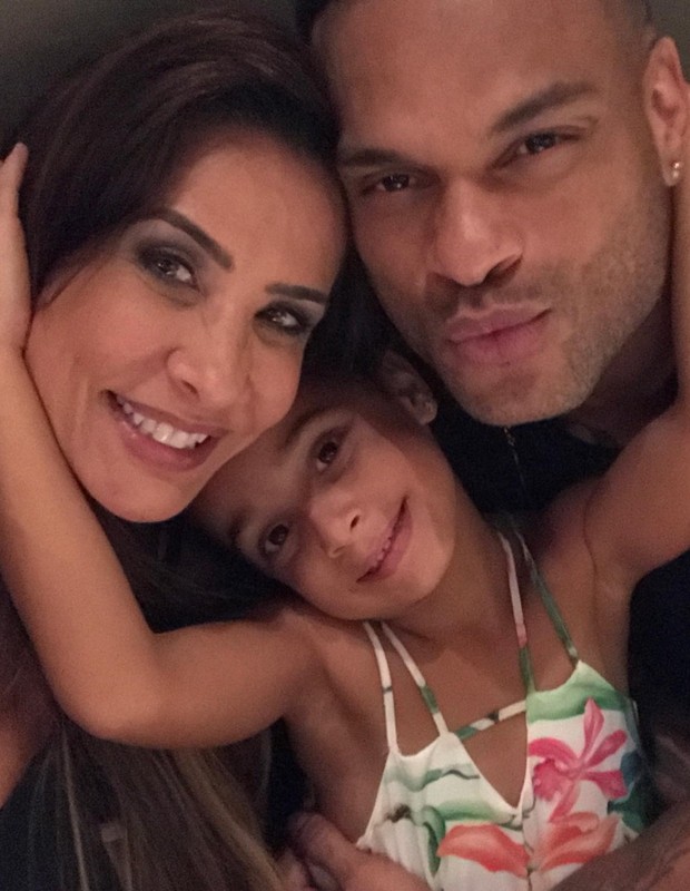 Scheila Carvalho e Tony Salles com a filha, Giulia (Foto: Reprodução/Instagram)