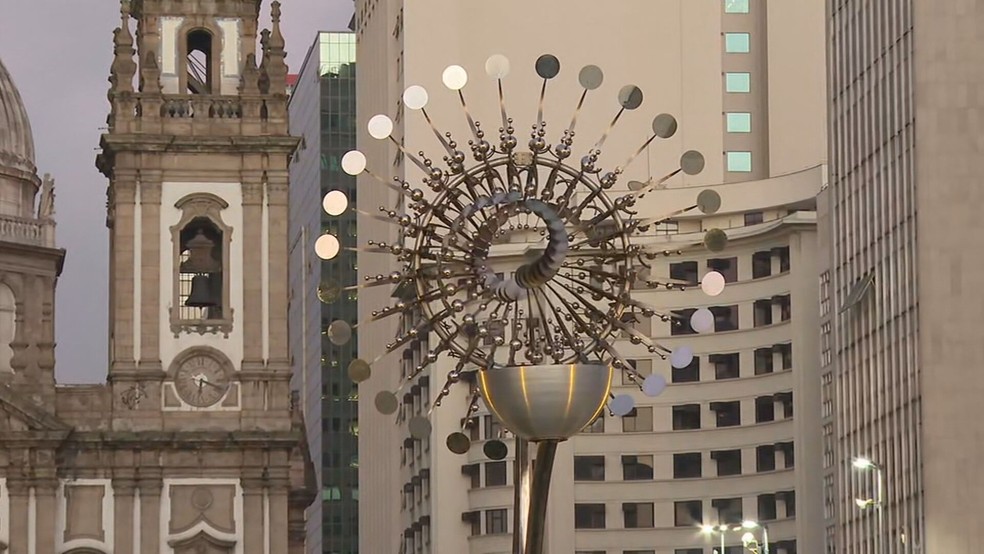 Pira olímpica da Rio 2016, que foi acesa novamente na noite de quinta-feira (22), amanheceu apagada — Foto: Reprodução/ TV Globo