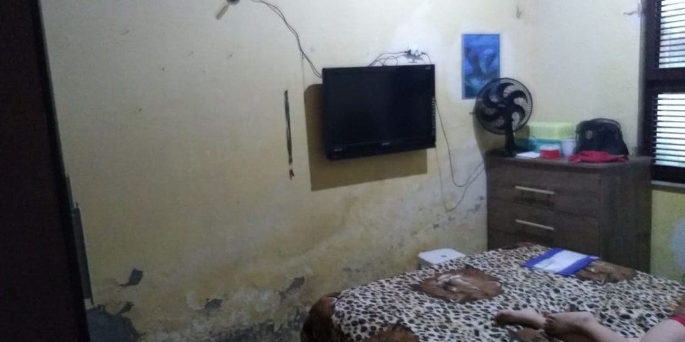 Aparelho de televisão foi danificado em uma casa na Rua Capitão Clóvis Maia, por causa do nível da água, que subiu muito — Foto: Matheus Facundo