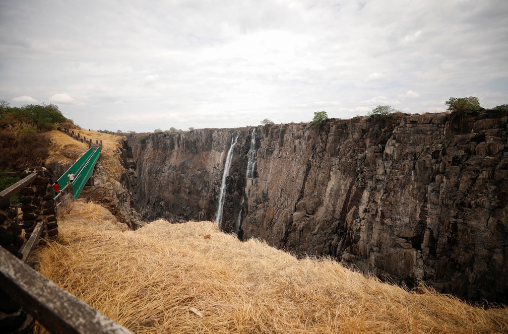 Cataratas de Victoria, no Sul da África, enfrentam forte seca em dezembro de 2019 — Foto: Reuters/Mike Hutchings