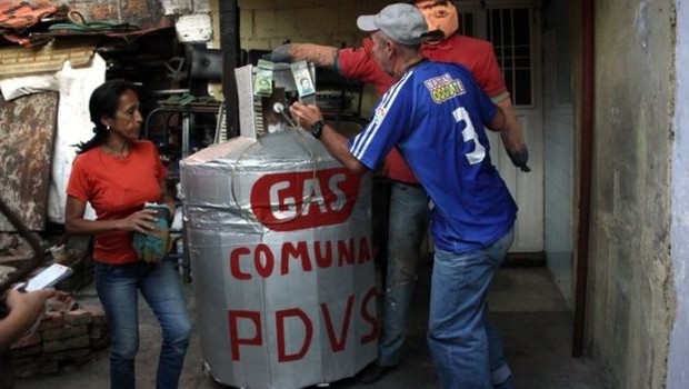 Venezuela sofreu queda na produção de petróleo durante o governo Maduro (Foto: CARLOS RAMIREZ/AFP via BBC)