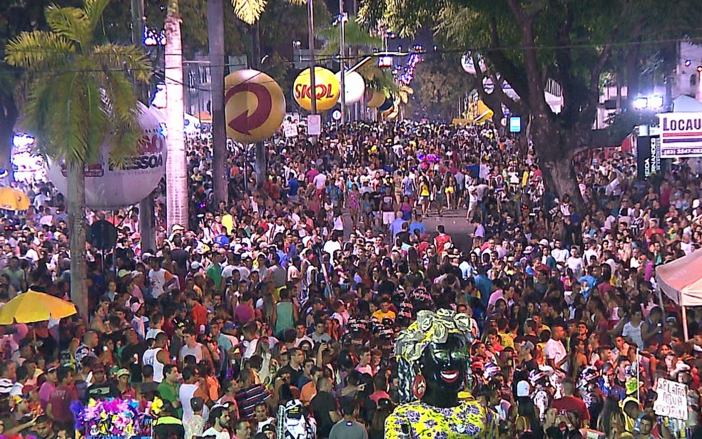 Avenida Epitácio Pessoa, em João Pessoa, ficou lotada de foliões — Foto: Reprodução/TV Cabo Branco