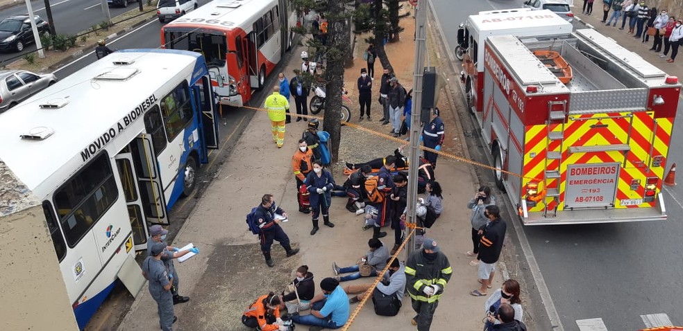 Acidente entre ônibus deixou feridos na Prestes Maia, em Campinas — Foto: Paulo Gonçalves/EPTV