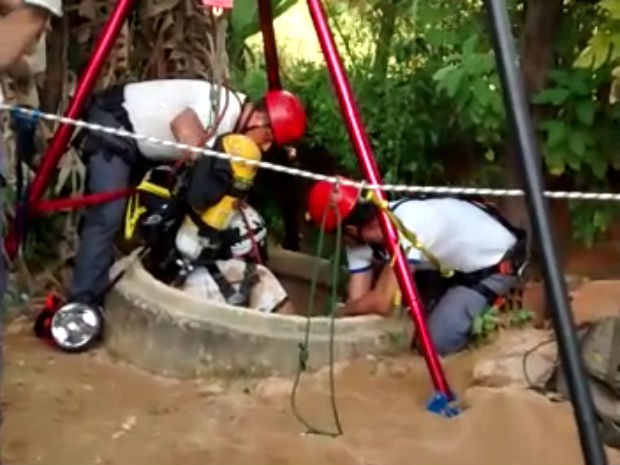 Homem caiu dentro de um poço de aproximadamente 20 metros de profundidade (Foto: Divulgação / Corpo de Bombeiros)