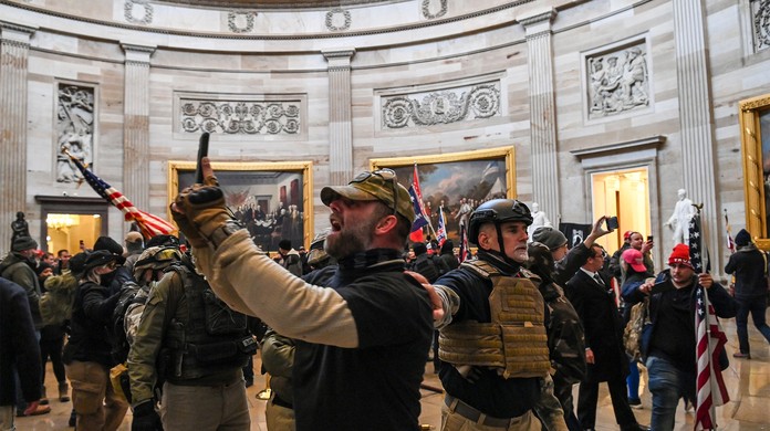 Mais de 90 s&atilde;o presos nos EUA por invas&atilde;o ao Capit&oacute;lio; FBI pede ajuda para  identificar extremistas | Mundo | G1