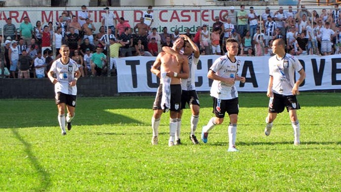 Jogadores do Castelo comemoram mais uma vitória (Foto: Letícia Gava/Prefeitura de Castelo)