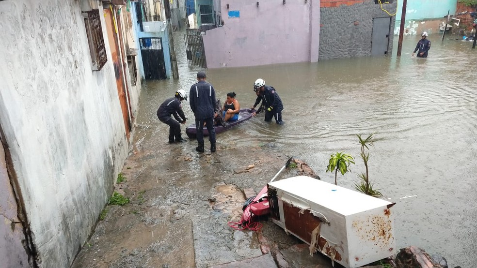 Bombeiros resgatam moradores que estavam ilhados na Baixa dos Sapateiros — Foto: Divulgação/Corpo de Bombeiros