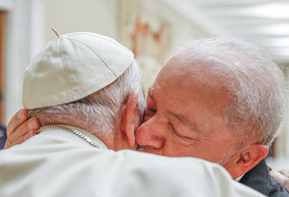 Lula abraça o Papa Francisco, em encontro no Vaticano para falar sobre a paz e o fim da desigualdade