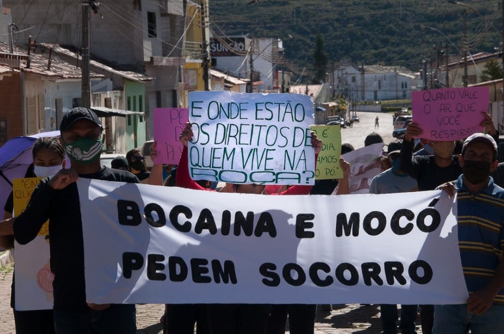 Moradores em protesto no domingo (27), por causa de mineradora que tem poluído nascente de rio na BA — Foto: Arquivo pessoal