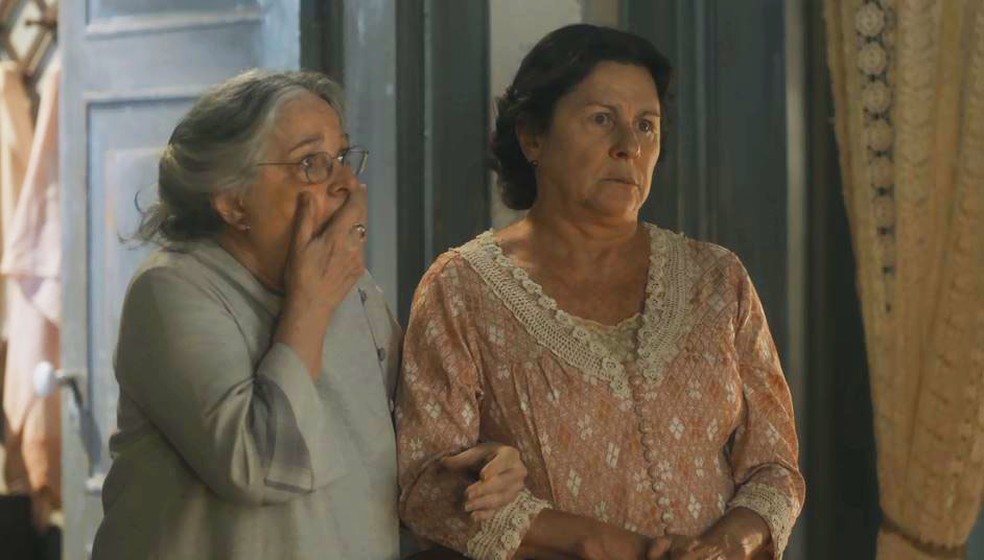 Dona Maria (Denise Weinberg) e tia Candoca (Camila Amado) se assustam com notícia da gravidez de Olga (Maria Eduarda de Carvalho) — Foto: Globo