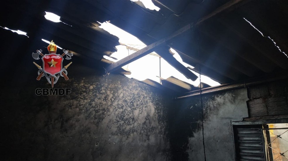 Teto do quarto também foi atingido pelas chamas, durante incêndio em Santa Maria, no DF — Foto: CBMDF/Reprodução