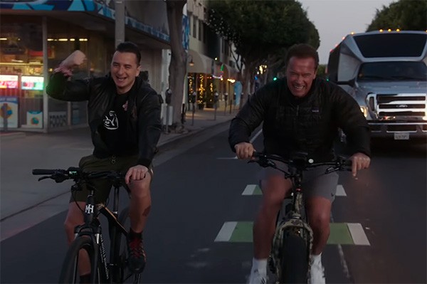 Arnold Schwarzenegger no videoclipe de “Pump It Up - The Motivation Song”, do cantor Andreas Gabalier  (Foto: YouTube)