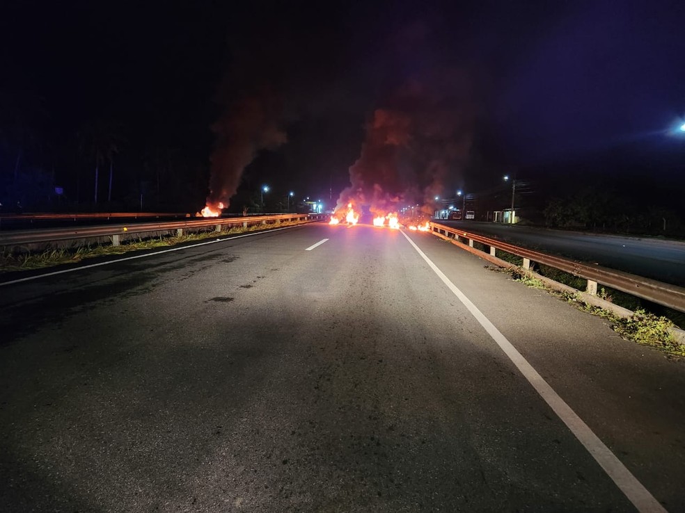 Ataques no RN: Criminosos ateeram fogo em pneus durante a madrugada na BR-101 em Canguaretama — Foto: Cedida