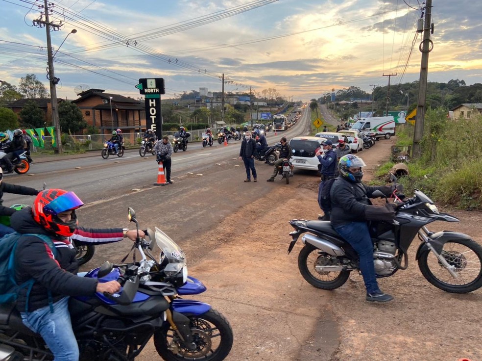 Chegada dos motociclistas para o passeio com o presidente em Chapecó — Foto: Lucas Liston/NSC TV