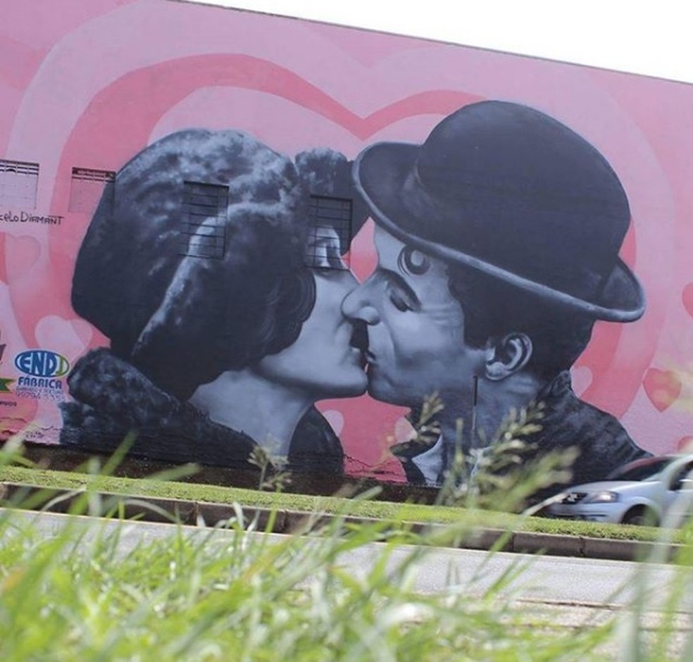 Marcelo Diamant pintou uma cena do filme 'A busca do ouro', de Charles Chaplin, em frente ao Jardim Botânico, em Curitiba — Foto: Arquivo pessoal