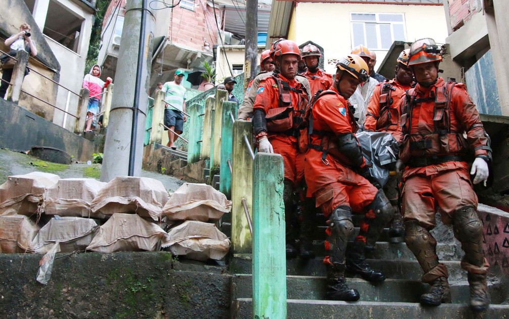 Bombeiros resgatam corpo de morador que estava desaparecido no Morro da Babilônia — Foto: Betinho Casas Novas/Futura Press/Estadão Conteúdo