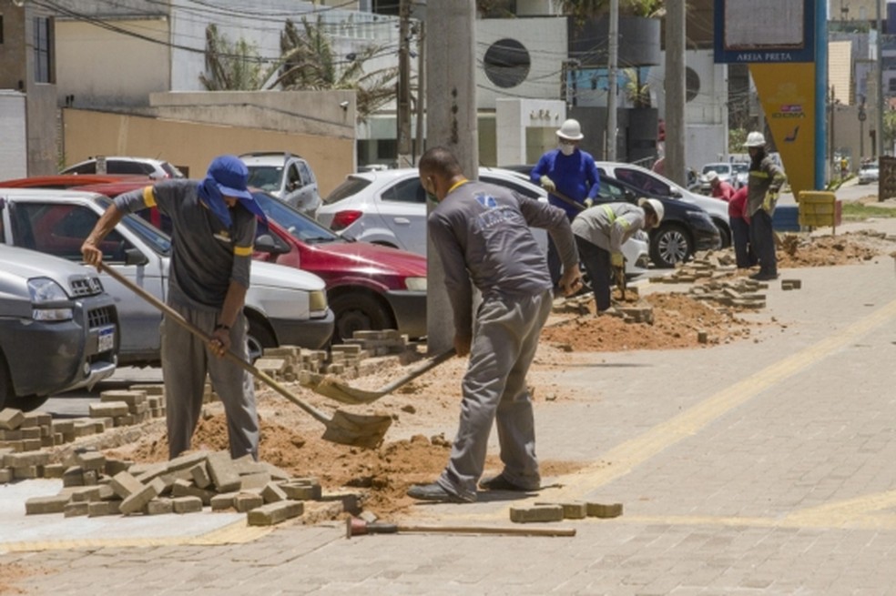 Trabalhadores atuam no conserto da estrutura destru&iacute;da por criminosos da praia de Areia Preta. Fia&ccedil;&atilde;o subterr&acirc;nea havia sido instalada h&aacute; poucos dias.  &mdash; Foto: Divulga&ccedil;&atilde;o