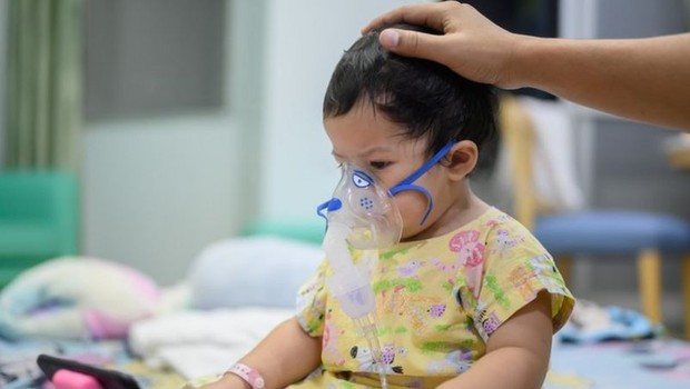 Entre 10 e 15% das crianças infectadas com o vírus sincicial respiratório precisam de internação (Foto: Getty Images via BBC News Brasil)