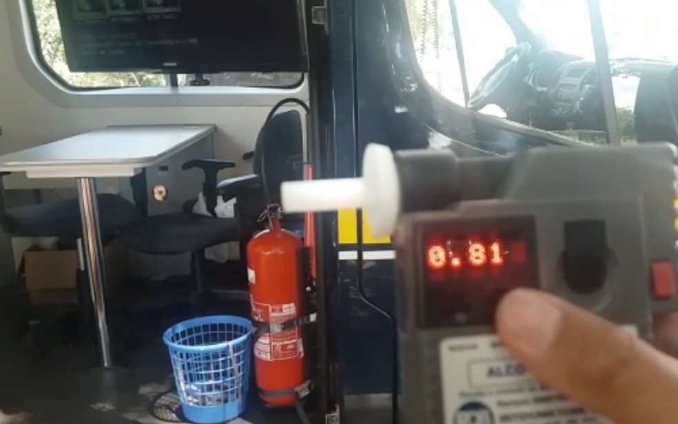 Bafômetro acusa concentração de 0,81 mg de álcool por litro de ar expelido, após teste de motorista preso após manobra brusca perto de policiais rodoviários federais, em Abadiânia, no centro de Goiás, nesta sexta-feira (30) (Foto: Polícia Rodoviária Federal/Divulgação)