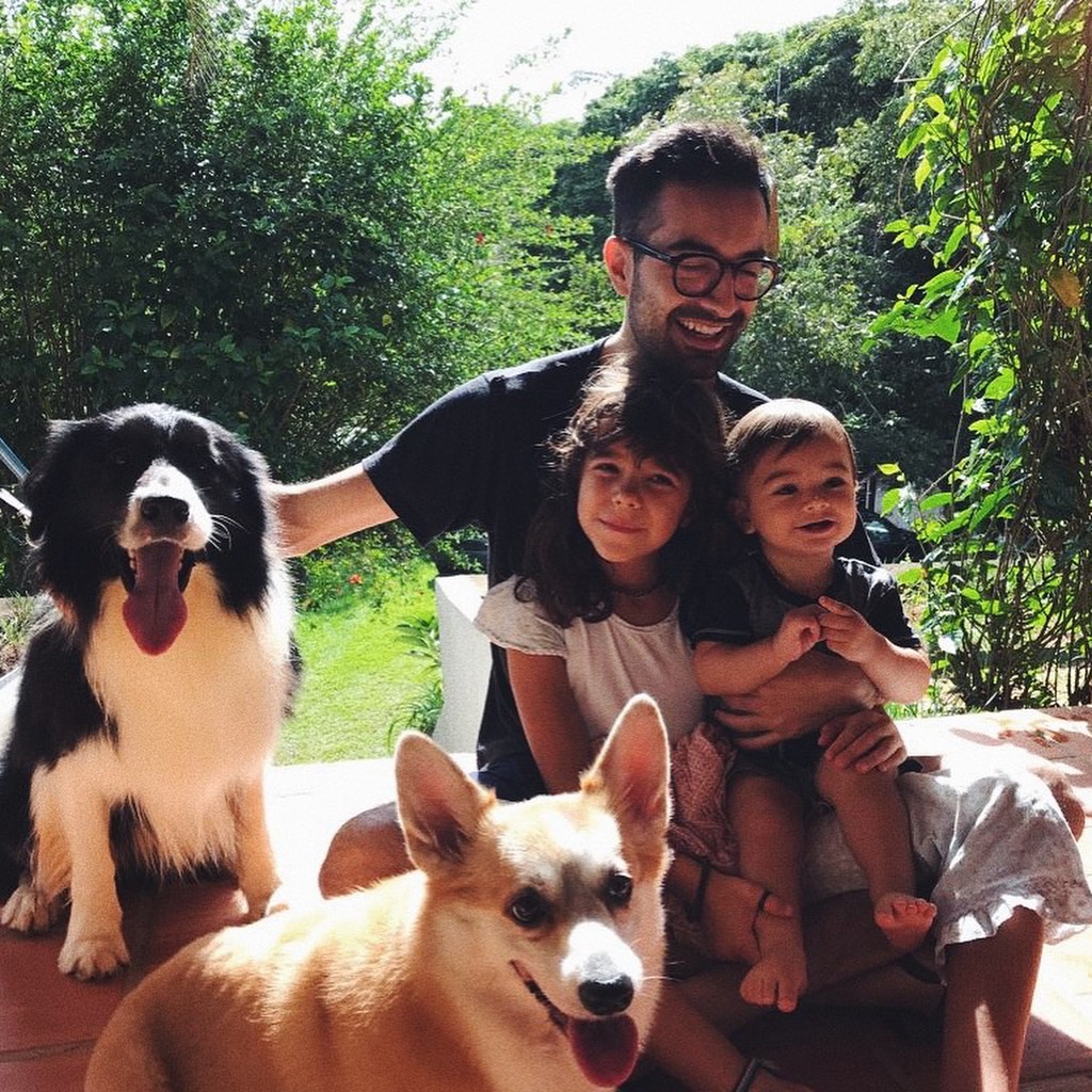 Lucas Melo com Antonio e Nina - e os doguinhos da família (Foto: Reprodução/Instagram)