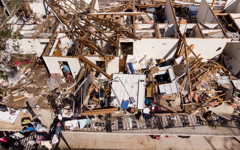 Homem caminha entre destroços de prédio destruído pelo furacão Michael, em Panama City, na Flórida, na quinta-feira (11) — Foto: Brendan Smialowski/AFP