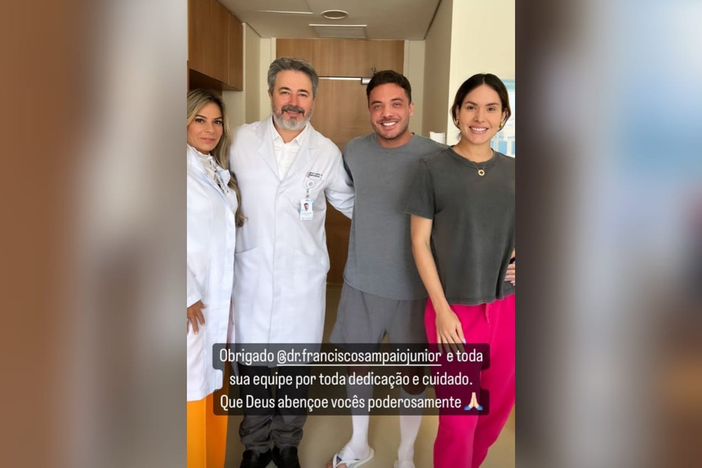 Safadão ao lado da mulher e dos médicos antes de deixar hospital — Foto: Reprodução/Instagram
