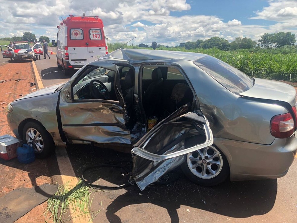 Carro ficou com a lateral destruída após acidente em Ouroeste  — Foto: Divulgação/TVC Interior 