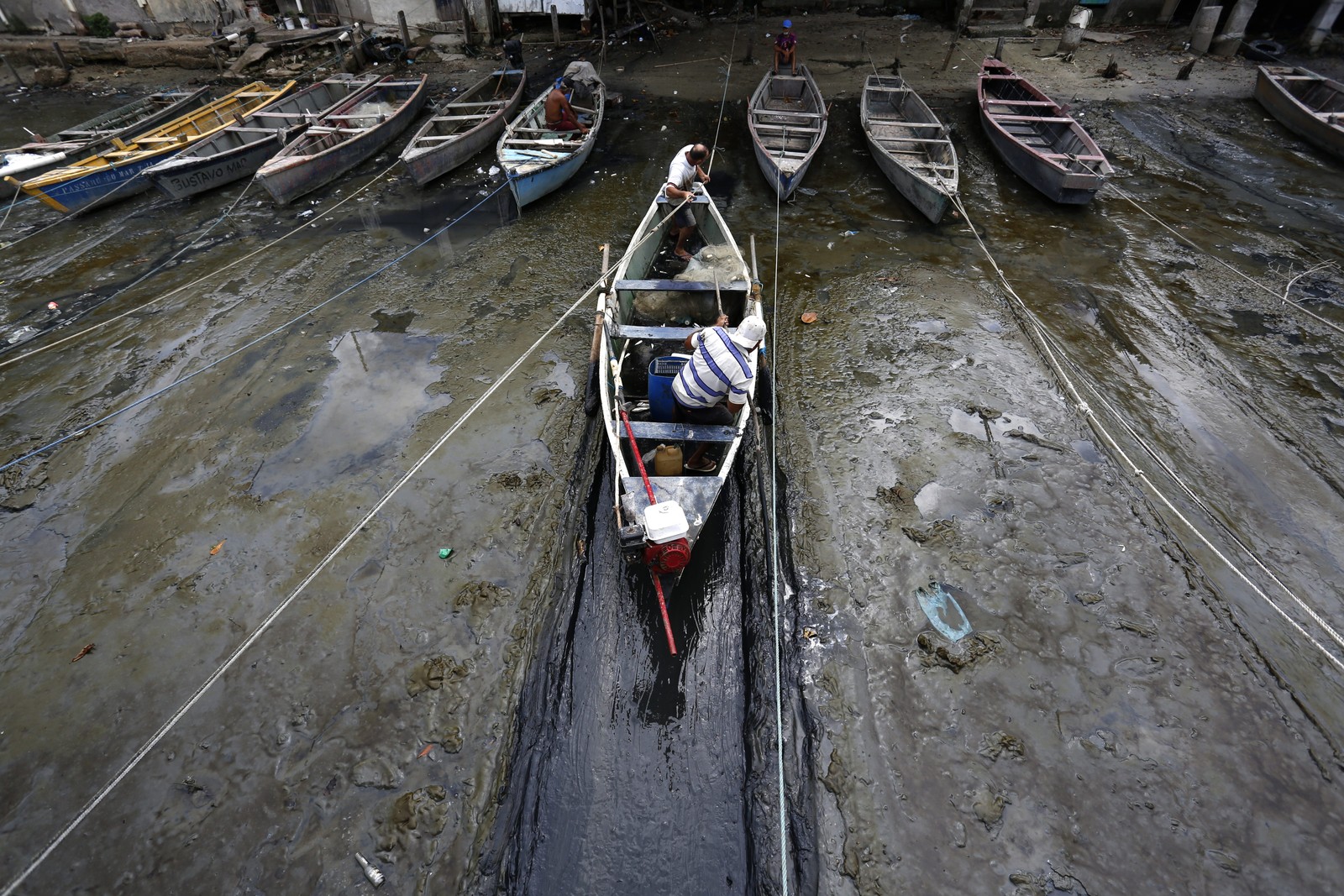 Poluição e assoreamento da baía dificulta a vida de pescadores locais  — Foto: Custodio Coimbra