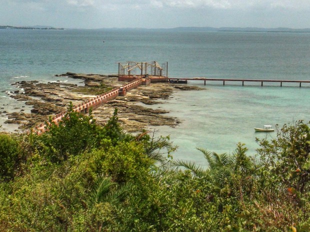 Ponte construída para facilitar entrada e saída de passageiros na Ilha de Maré (Foto: Maiana Belo/G1)