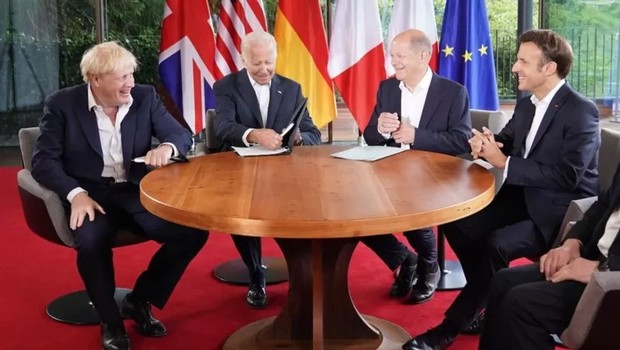 Sem gravata, mas com camisa: líderes do G7 zombaram das imagens "exibicionistas" de seu colega Vladimir Putin (Foto: GETTY IMAGES via BBC)