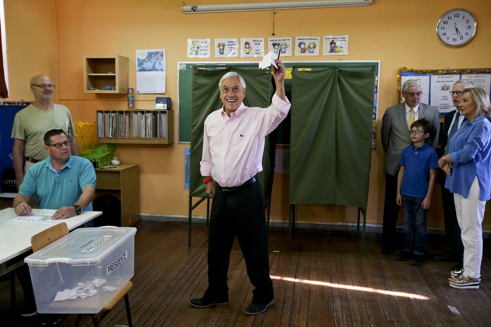 Sebastián Piñera vota no segundo turno presidencial neste domingo (17) no Chile (Foto: Esteban Félix/ AP Photo)