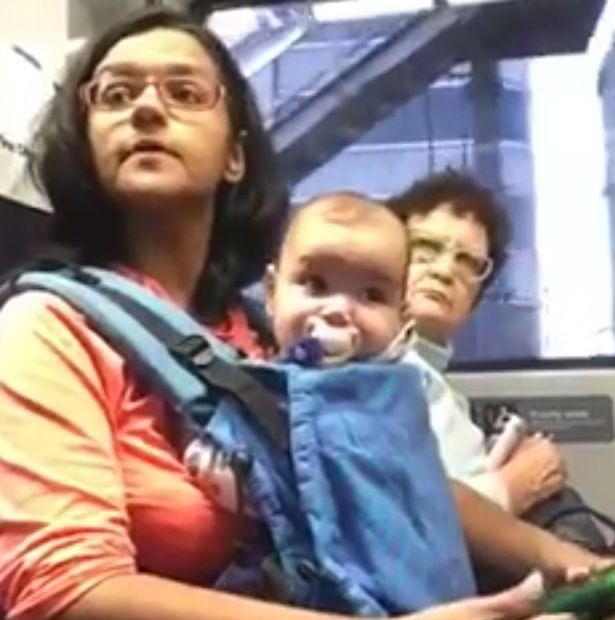 Passageira questiona o direito de mãe e bebê de se sentarem na primeira classe (Foto: Foto: Facebook/Tyrone Williams)