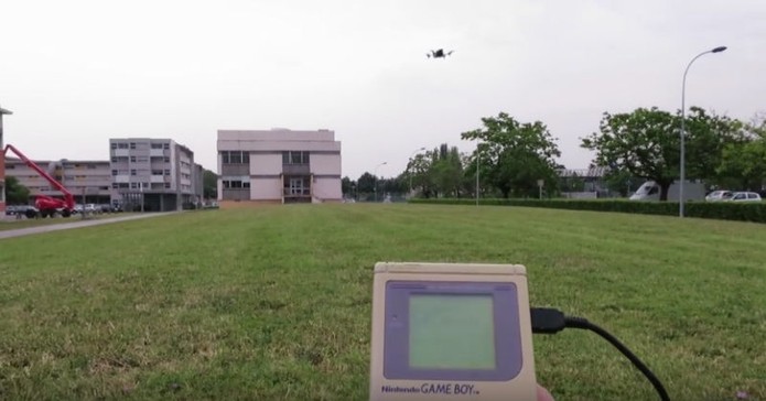 Game Boy controlando o Drone (Foto: Reprodução/Youtube)