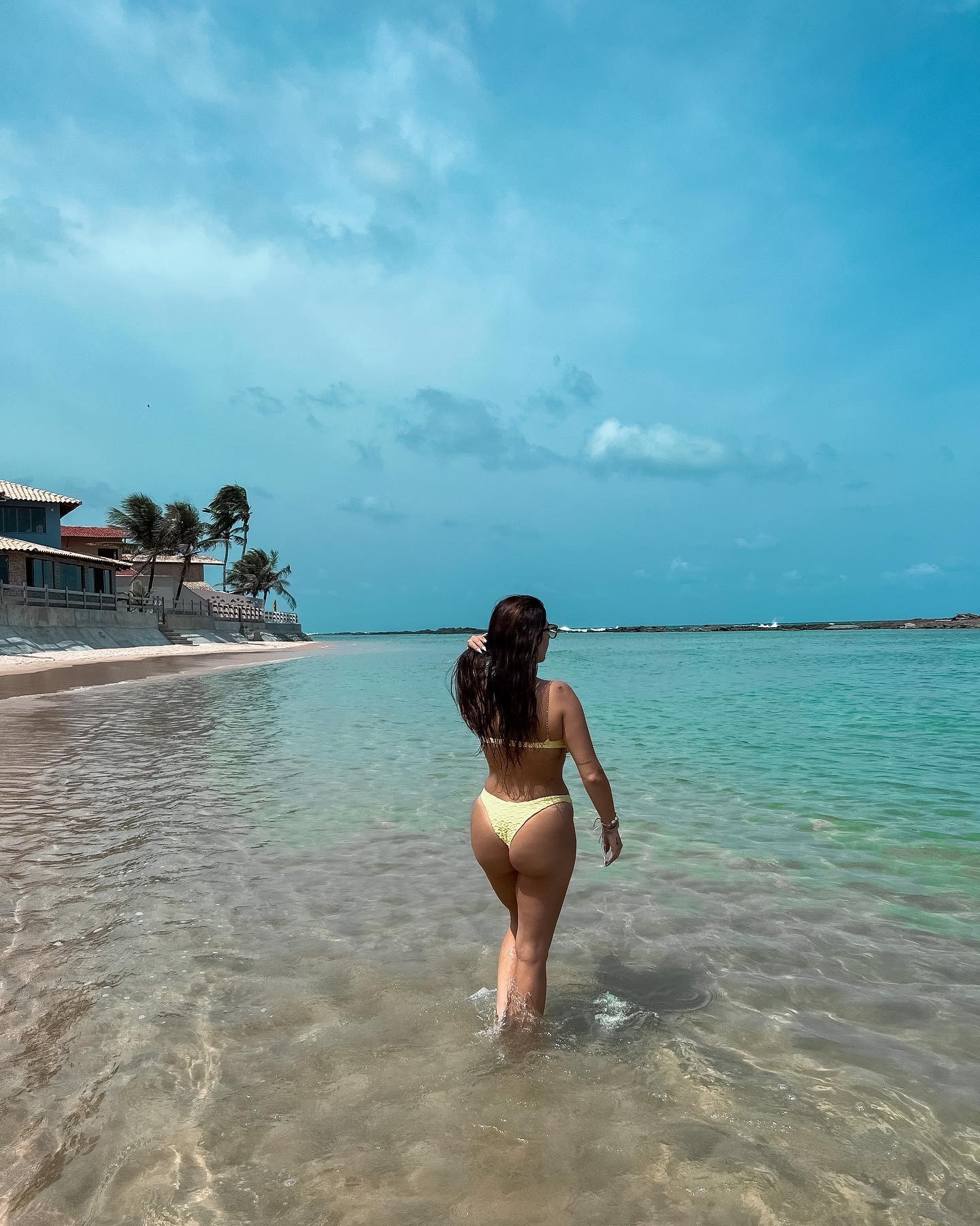 Jéssica Beatriz posa em cenário paradisíaco em praia do nordeste (Foto: reprodução/instagram)