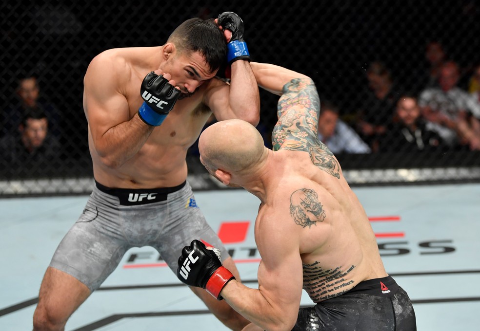 Josh Emmett golpeia Mirsad Bektic na vitÃ³ria por nocaute no primeiro round no UFC Sacramento â?? Foto: Getty Images
