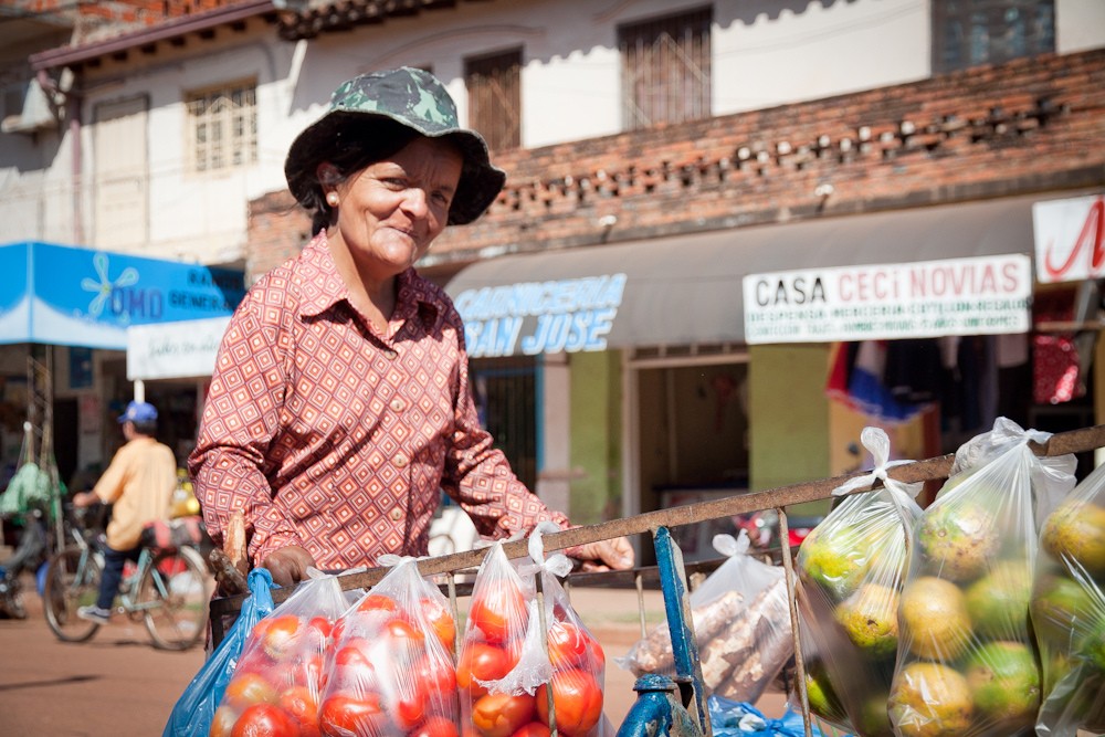 Paraguaia vende frutas na rua (Foto: Flickr/ Creative Commons)