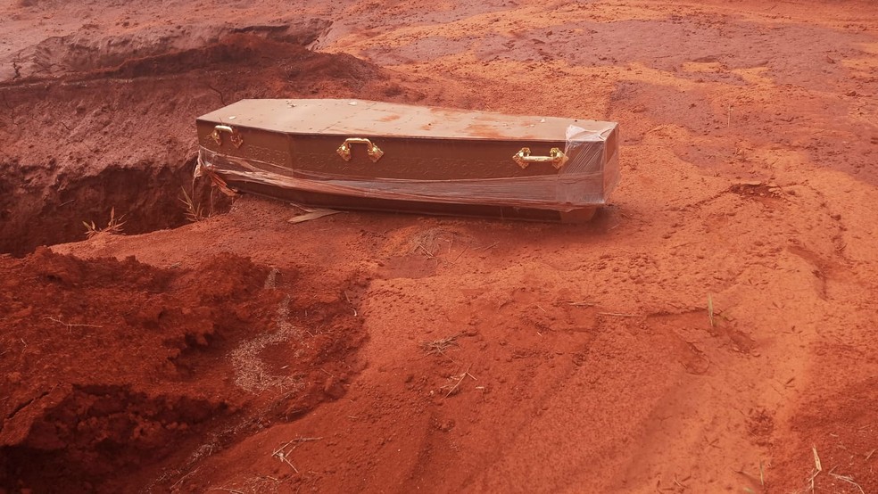 Enxurrada arrancou caixões das covas em Paracatu — Foto: Redes Sociais