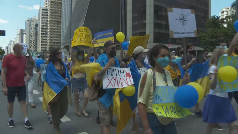 Manifestantes protestam contra a invasão da Rússia à Ucrânia na Avenida Paulista, em São Paulo, neste domingo (6) — Foto: Reprodução/GloboNews