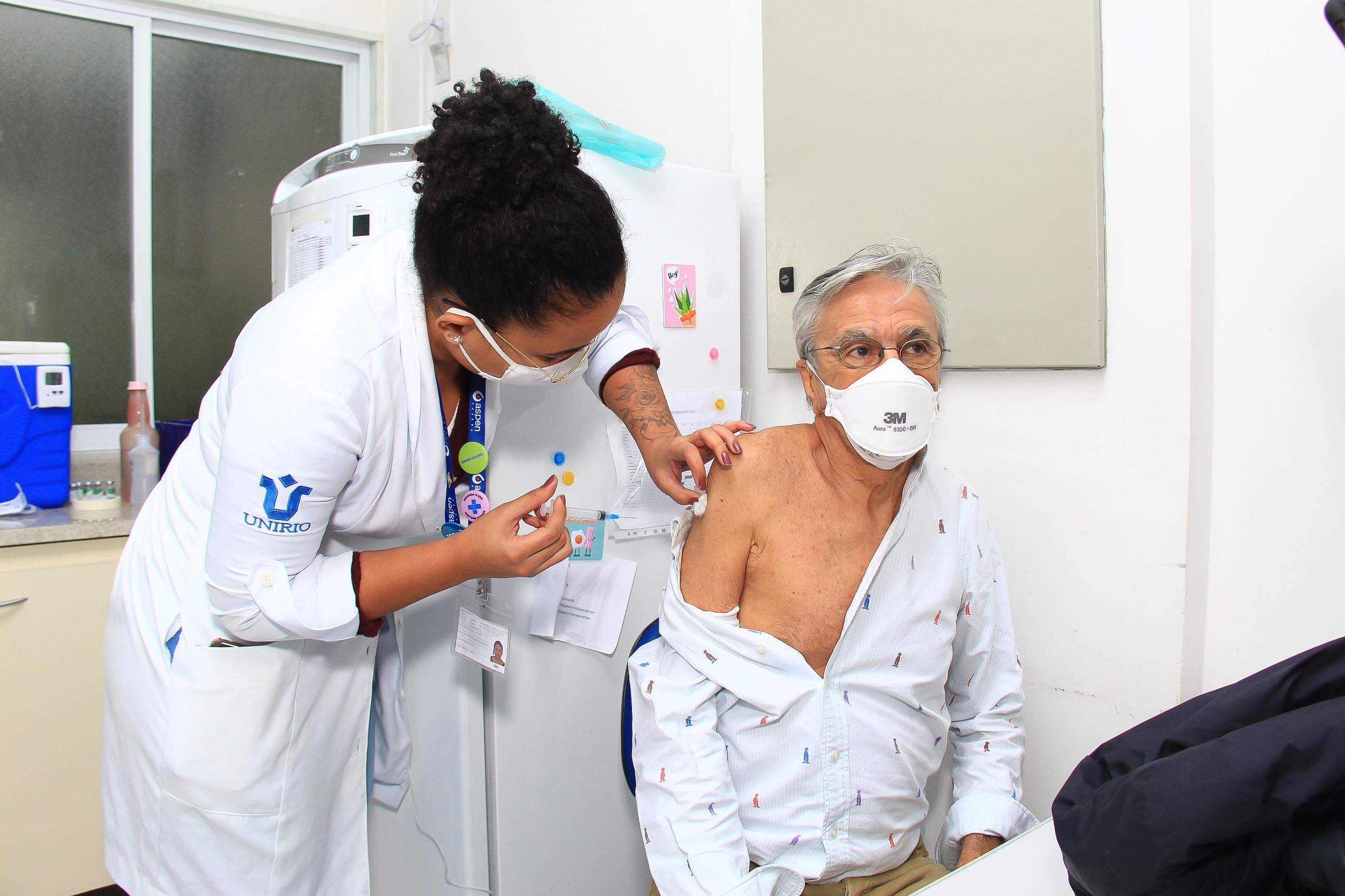 Caetano Veloso toma vacina da gripe no SUS - Quem | QUEM News