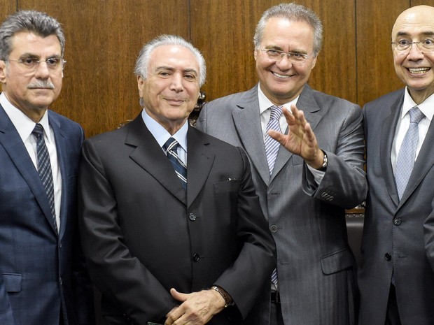 O presidente em exercício Michel Temer posa ao lado de Romero Jucá (esquerda), Renan Calheiros (direita) e Henrique Meirelles após entregar nova meta fiscal com rombo de R$170 bilhões ao Congresso, em Brasília (Foto: Evaristo Sá/AFP)
