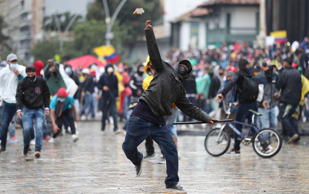 Manifestantes entram em confronto com a polícia em Bogotá, na Colômbia, na quarta-feira (5) — Foto: AP Photo/Fernando Vergara