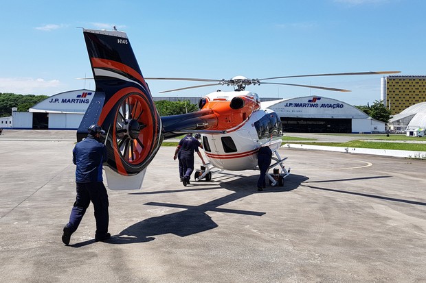 Manobrar o helicóptero exige um pouco de muque (Foto: Julio Cabral/Autoesporte)