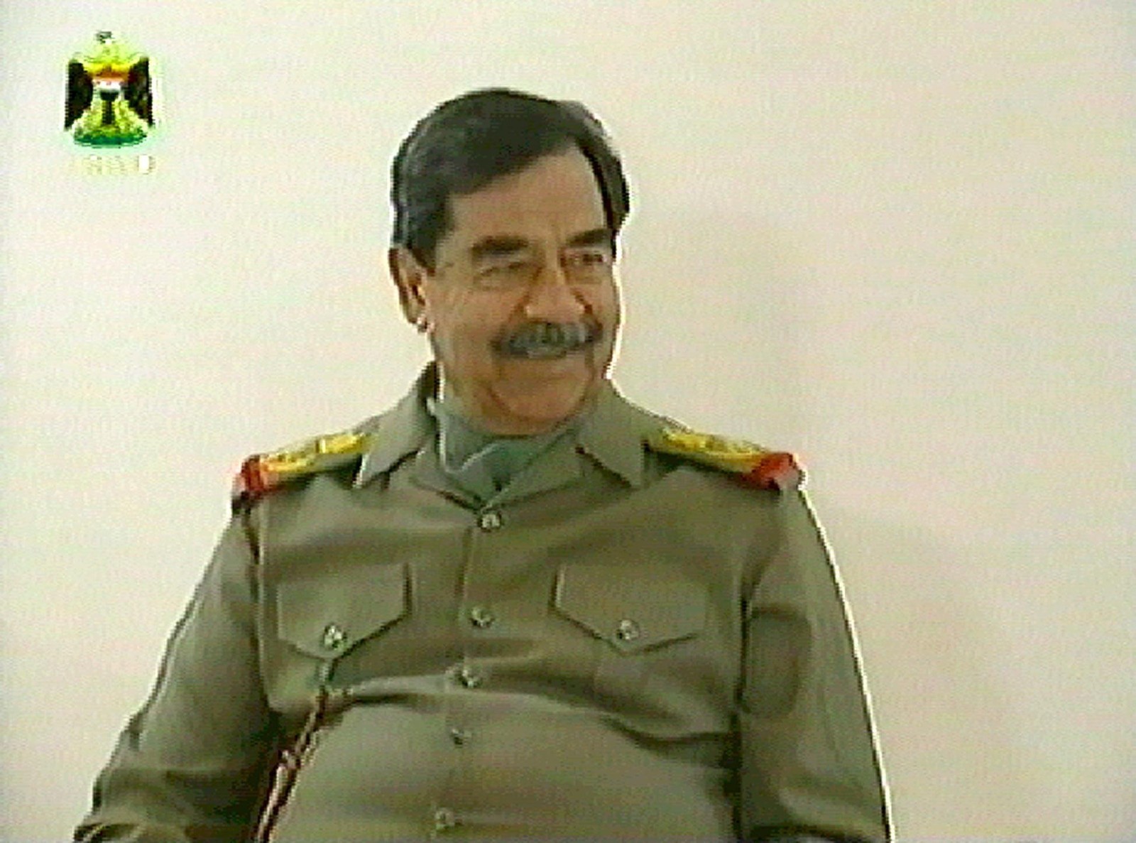 No dia 23 de março de 2003, a televisão iraquiana mostra o presidente Saddam Hussein sorrindo durante uma reunião com os principais assessores militares e políticos em local não revelado e data indeterminada — Foto: AFP