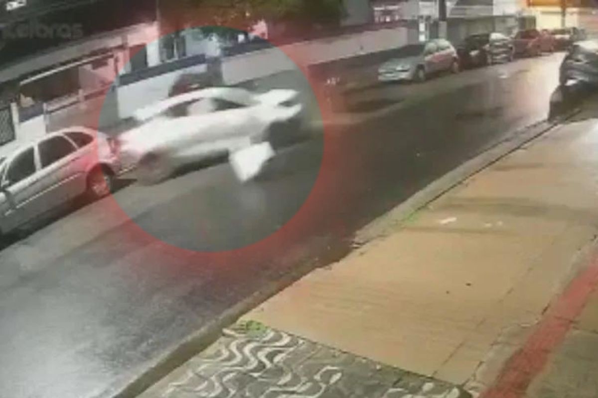 Bandido rouba carro, faz reféns e causa confusão e acidentes em três cidades no litoral de SP; VÍDEO