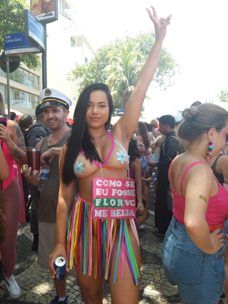  Jhenifer apostou em um biquíni transparente, hot pants e uma saia de fitas para compor o visual — Foto: Taís Codeco/Agência O Globo