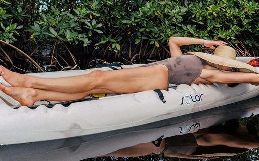 Fernanda Lima toma sol em bote: "De boa na lagoa" 