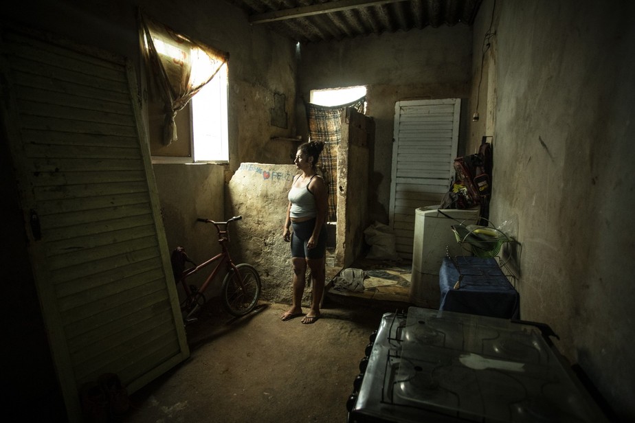Miséria: Damiana de Araújo Xavier, moradora da Baixada Fluminense, tem dificuldade para comprar comida para os filhos