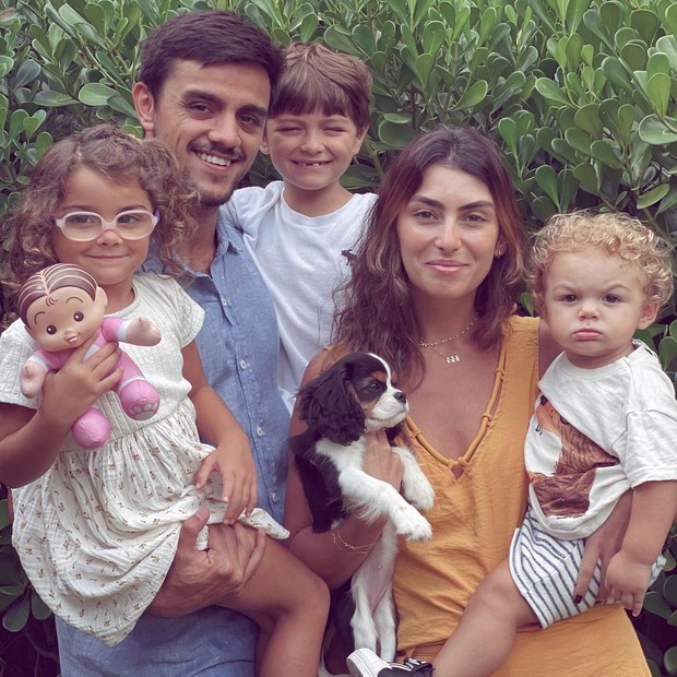 Felipe Simas e Mariana Uhlmann com os filhos (Foto: Reprodução/Instagram)
